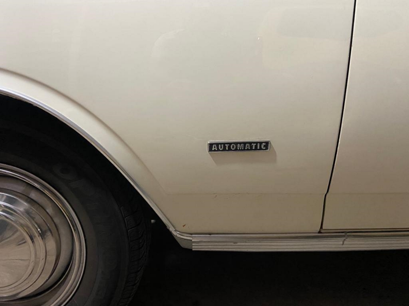 chevrolet opala 4100 modelo 1975 bege detalhe da lateral badge automatic na garagem