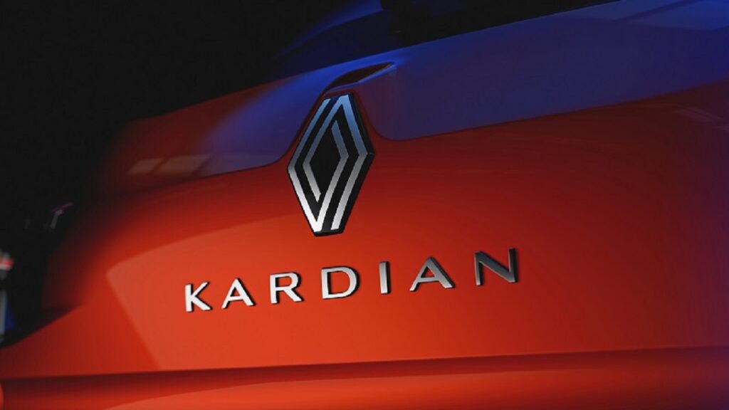 Inscrição de Kardian com o emblema da Renault. Modelo tomará parte da produção do Kwid no Brasil. 