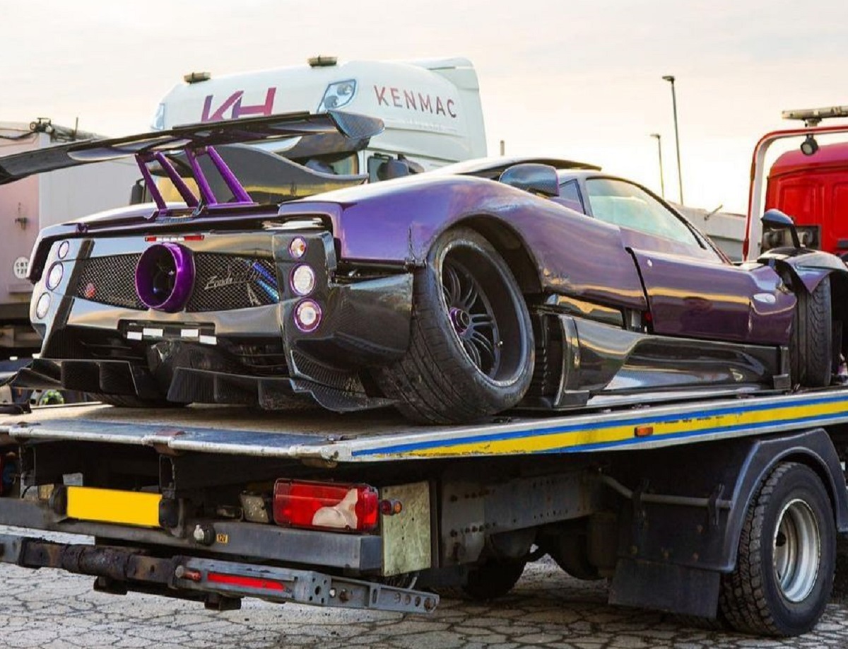 Pagani Zonda 760 de Lewis Hamilton sendo levado em caminhão após acidente.