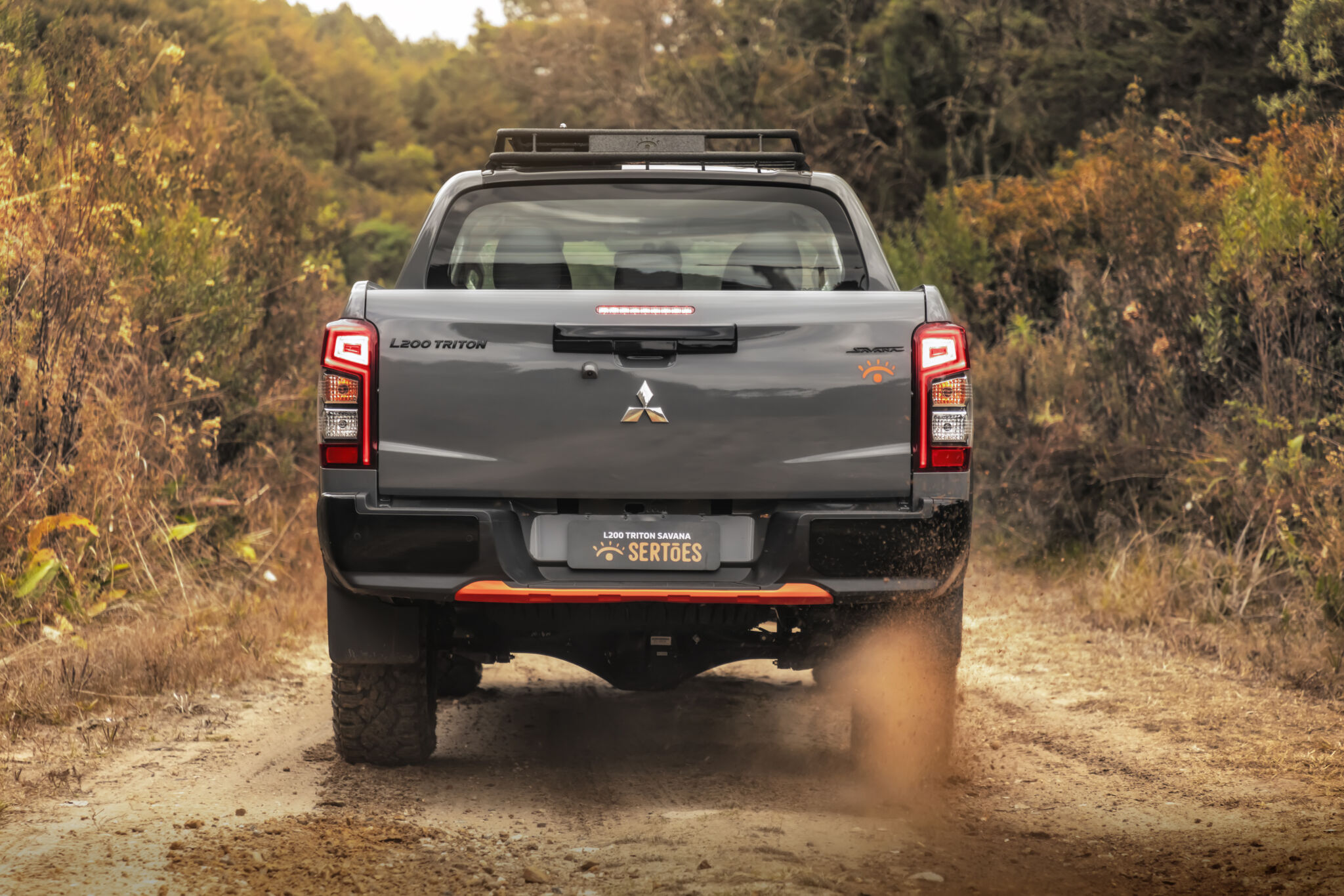 Mitsubishi L200 Triton Savana Sertões vista cinza e laranja traseira da picape