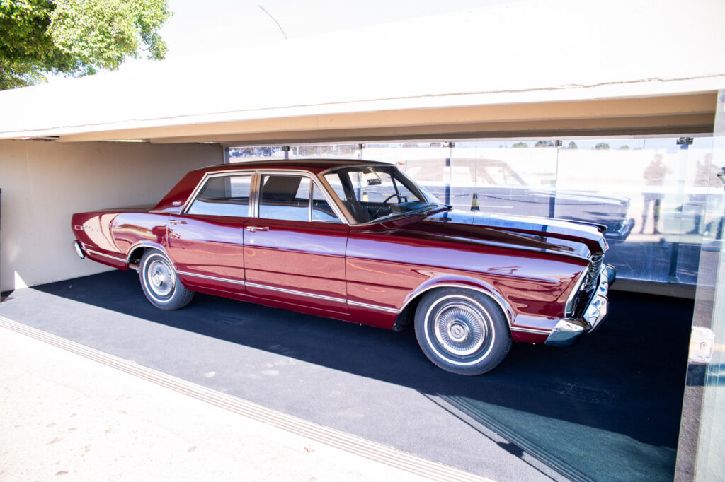 Ford Galaxie 500 vermelho visto de lado. Veículo pertenceu a Juscelino Kubitschek.