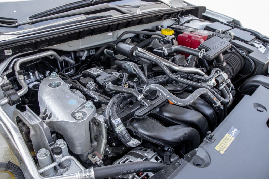 Motor do Nissan Sentra 2023 branco Exclusive 