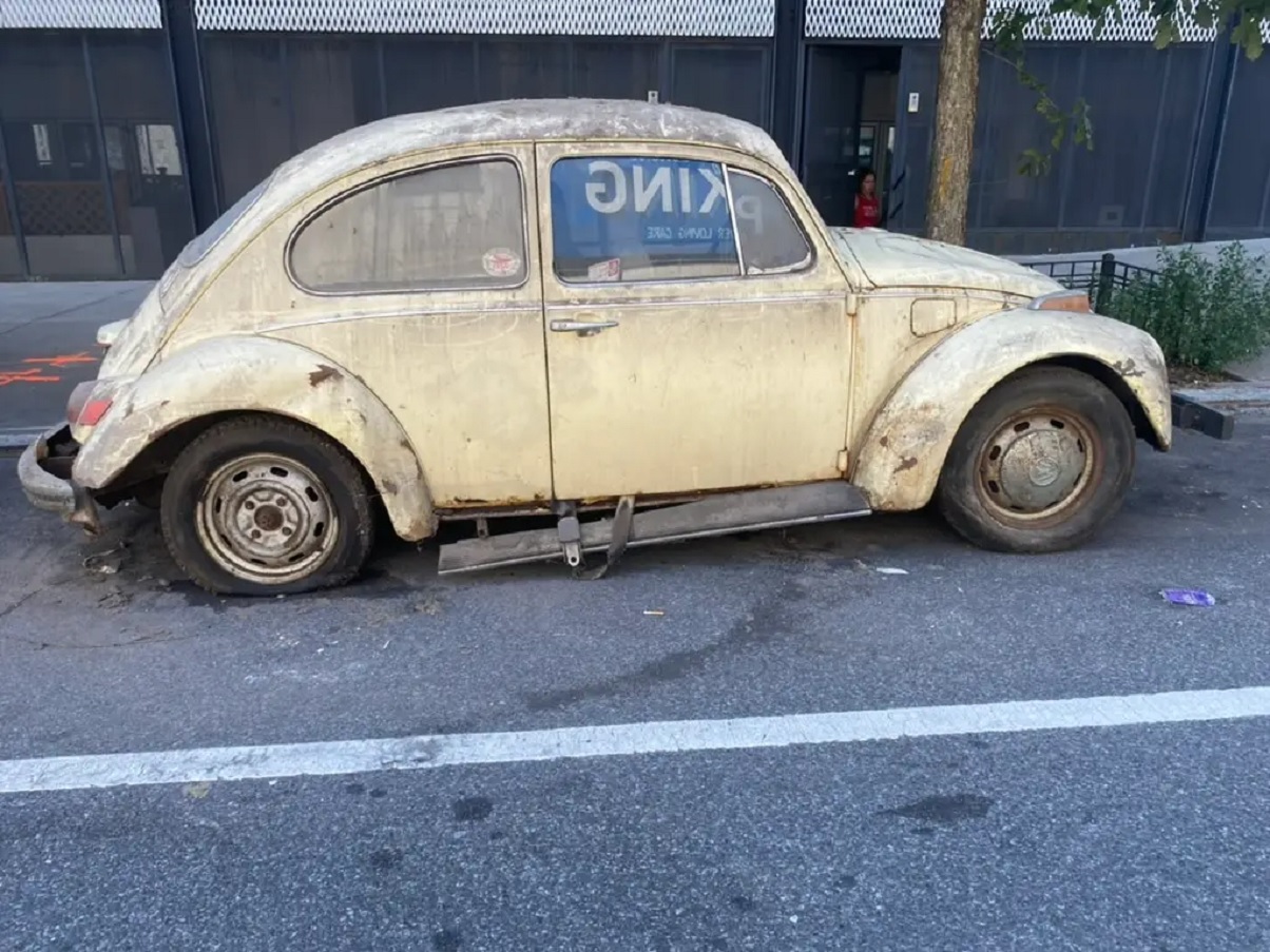 Volkswagen Fusca resgatado de garagem de lateral