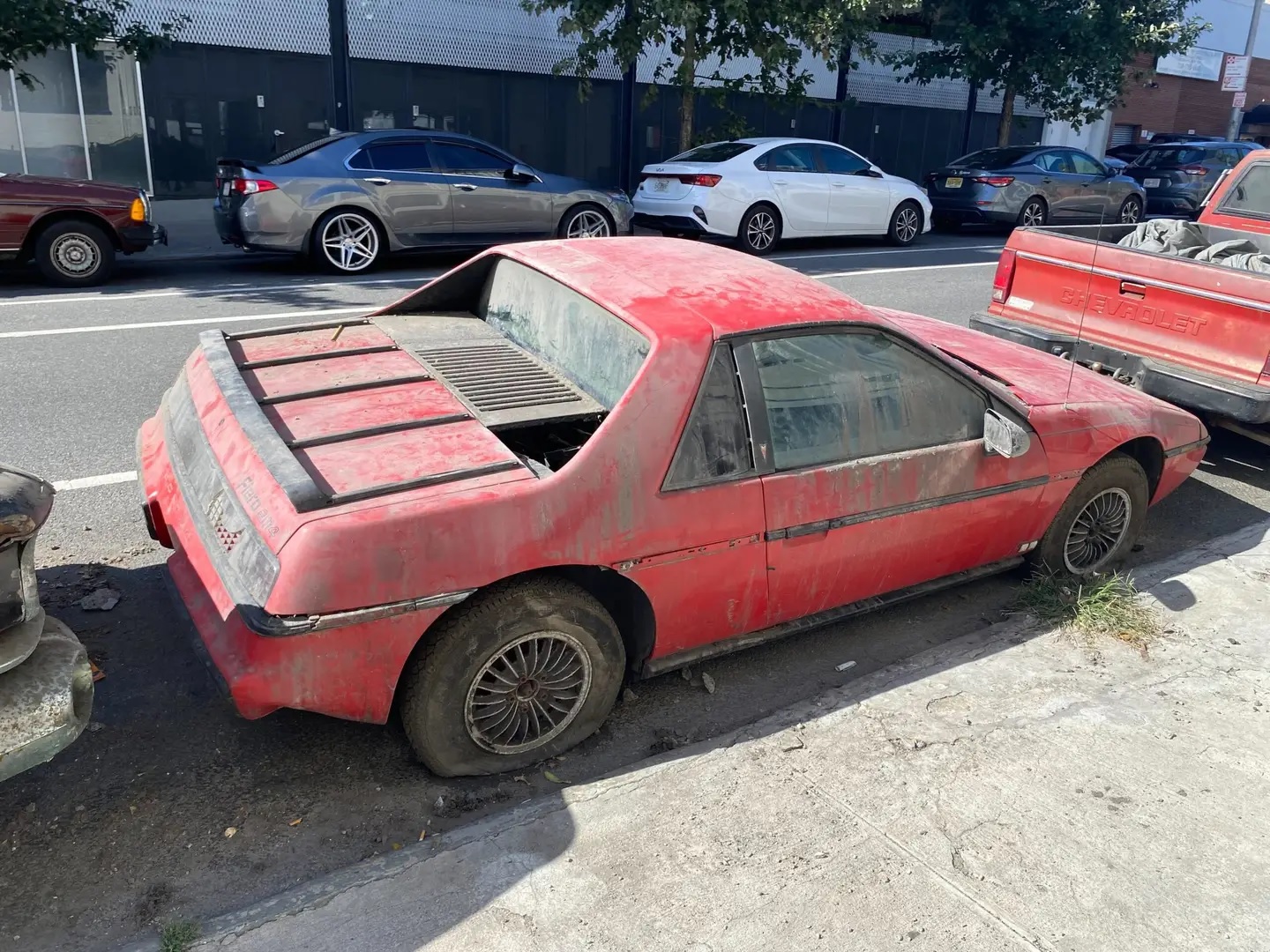 Pontiac Fiero resgatado de garagem de traseira