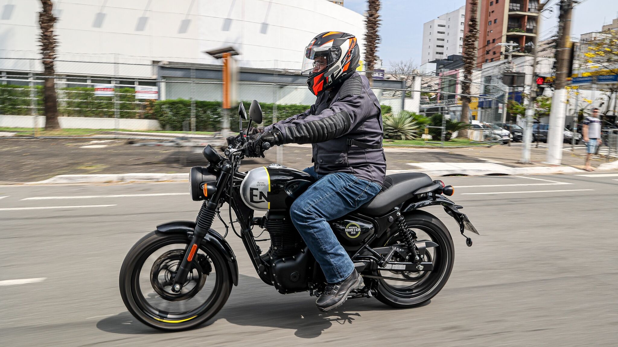 Moto Royal Enfield Hunter 350 de lado em movimento - 