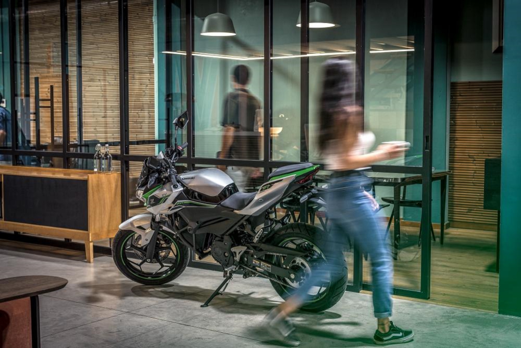 kawasaki z e 1 moto eletrica modelo 2024 prata verde preto de frente estatica no estudio