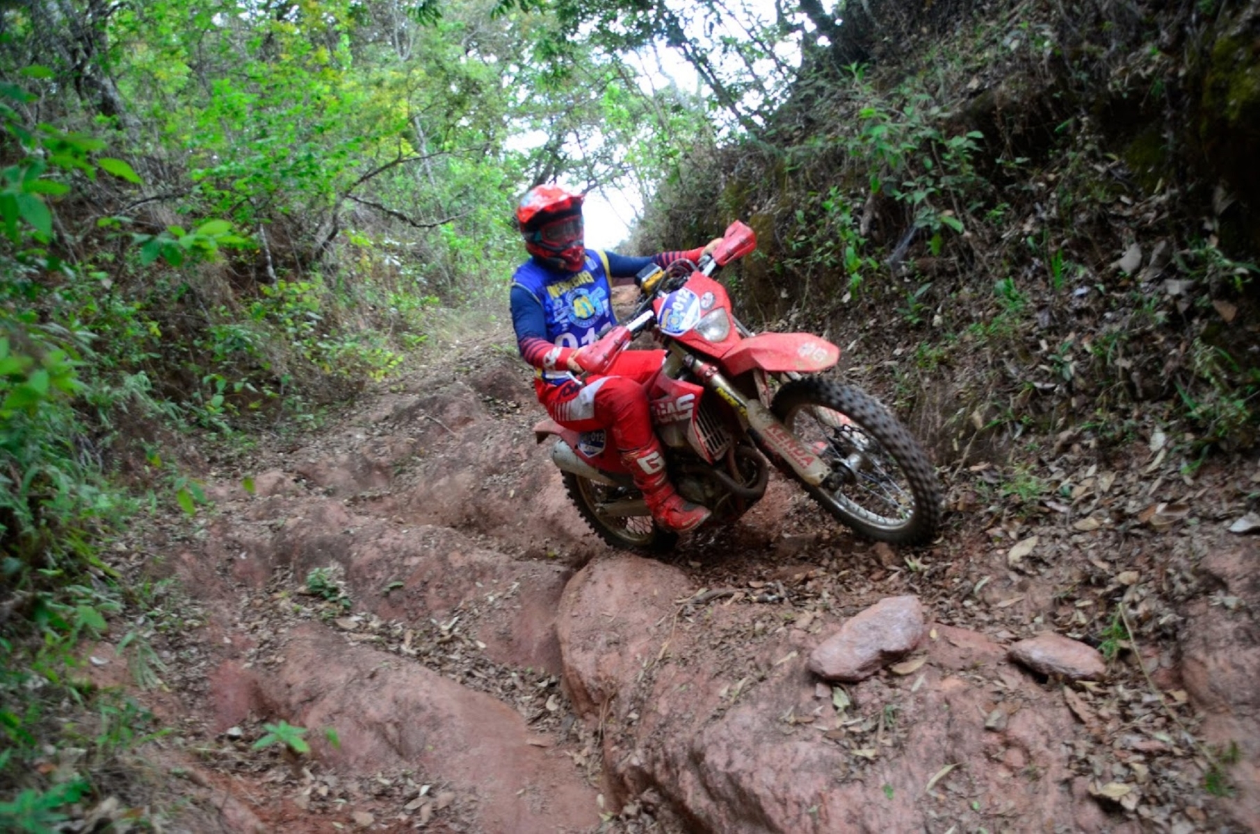 enduro da independencia 2023 piloto enfrenta trilha dificil na estrada real