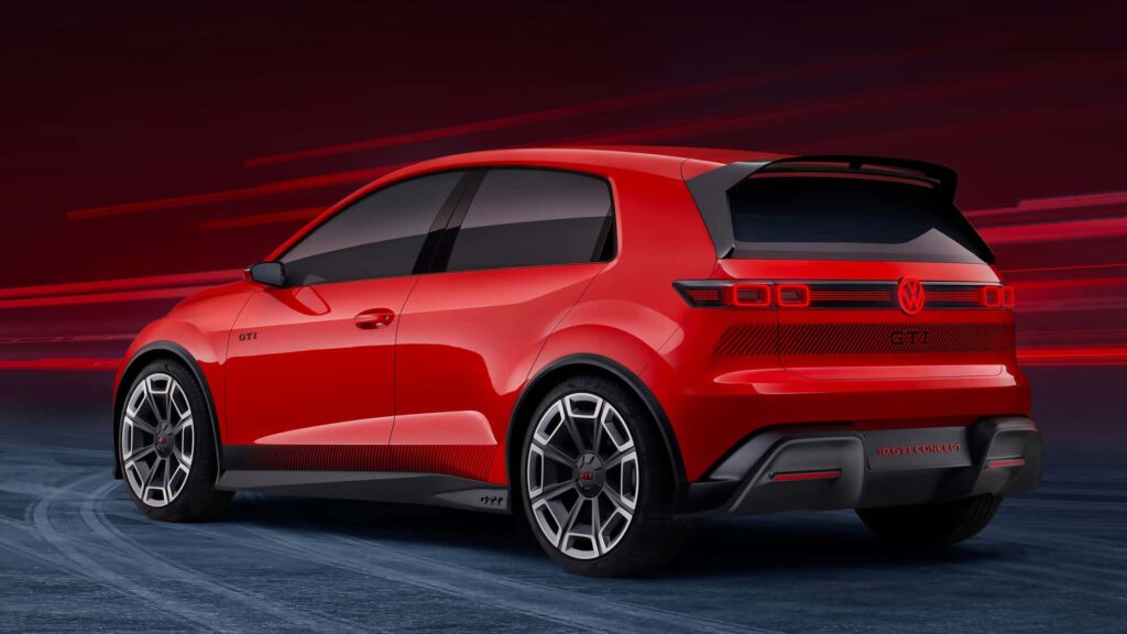 Novo Volkswagen ID GTI Concept vermelho visto da diagonal traseira.