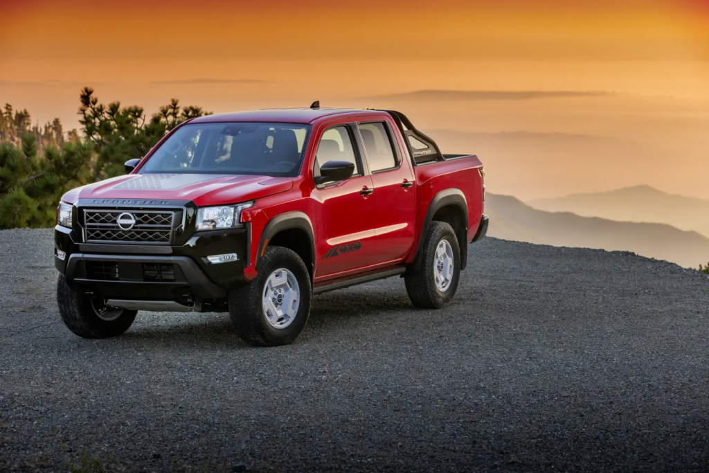 Nissan Frontier Hardbody Edition 2024 vista da diagonal frontal em penhasco.