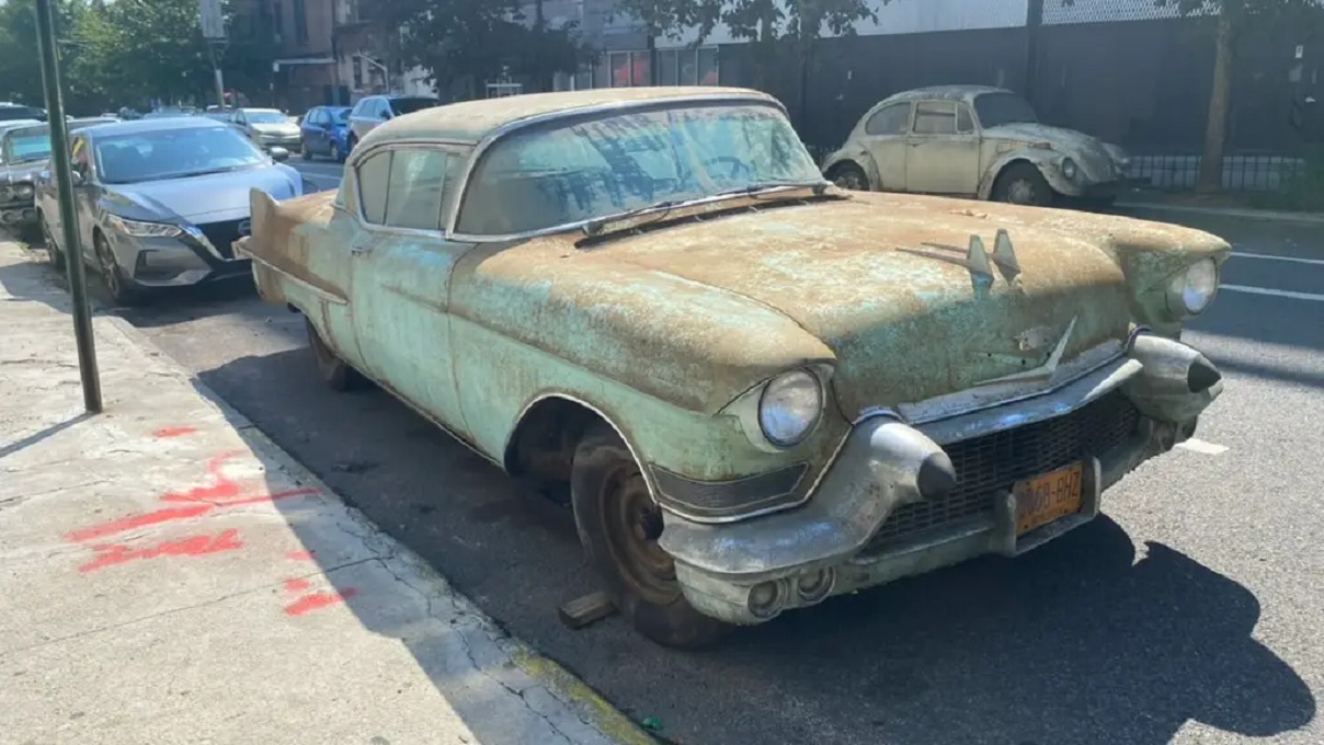 Cadillac Coupe 1957 resgatado de garagem de frente