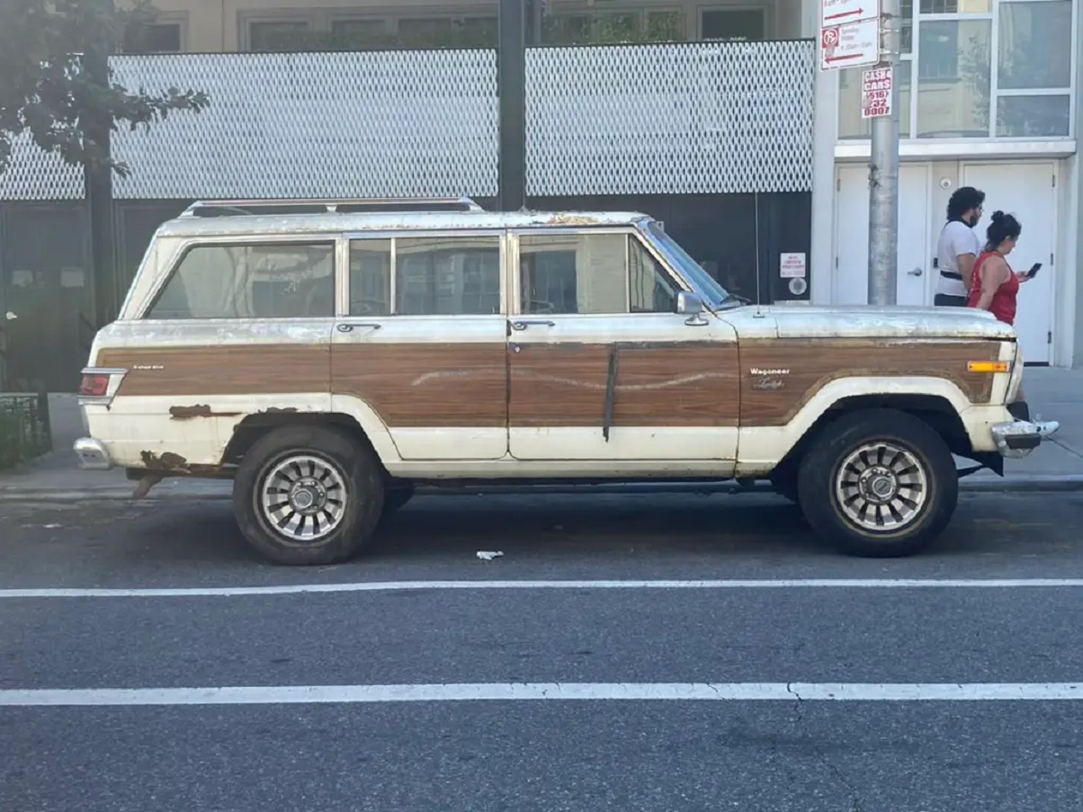 Jeep Wagoneer resgatado de garagem de lateral