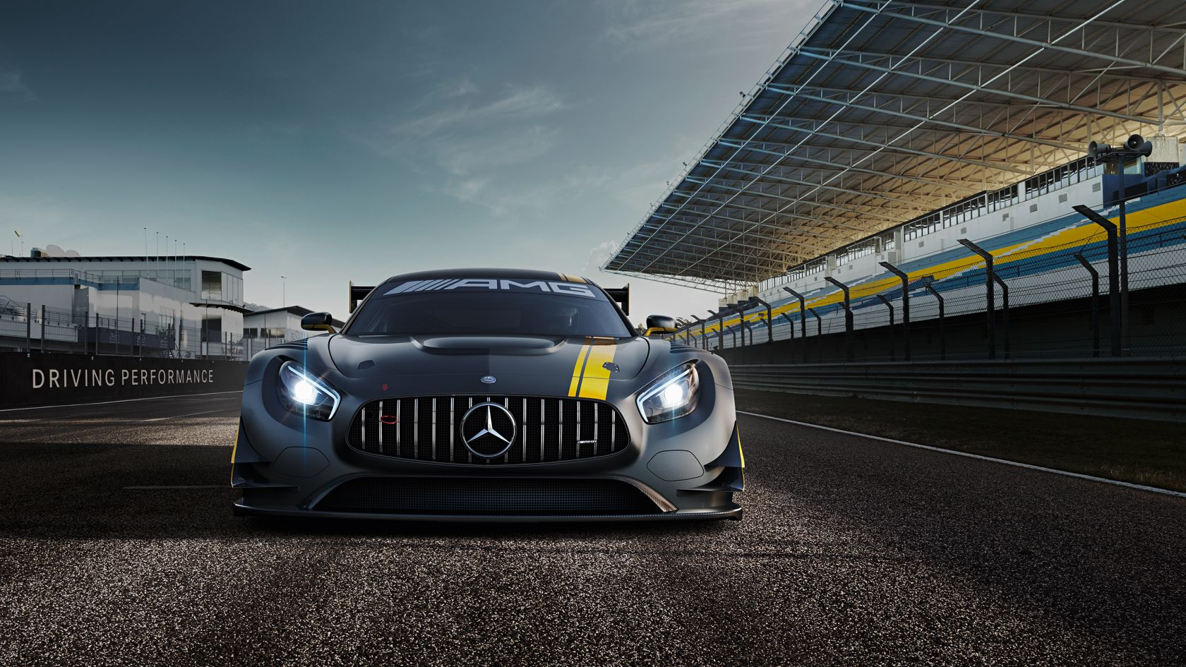 Mercedes AMG em pista de corrida; para matéria sobre nomenclatura dos carros