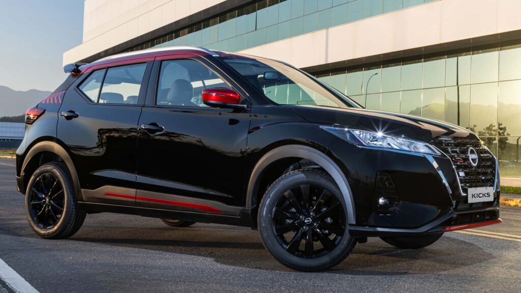 Nissan Kicks XPlay 2024 visto da diagonal frontal.