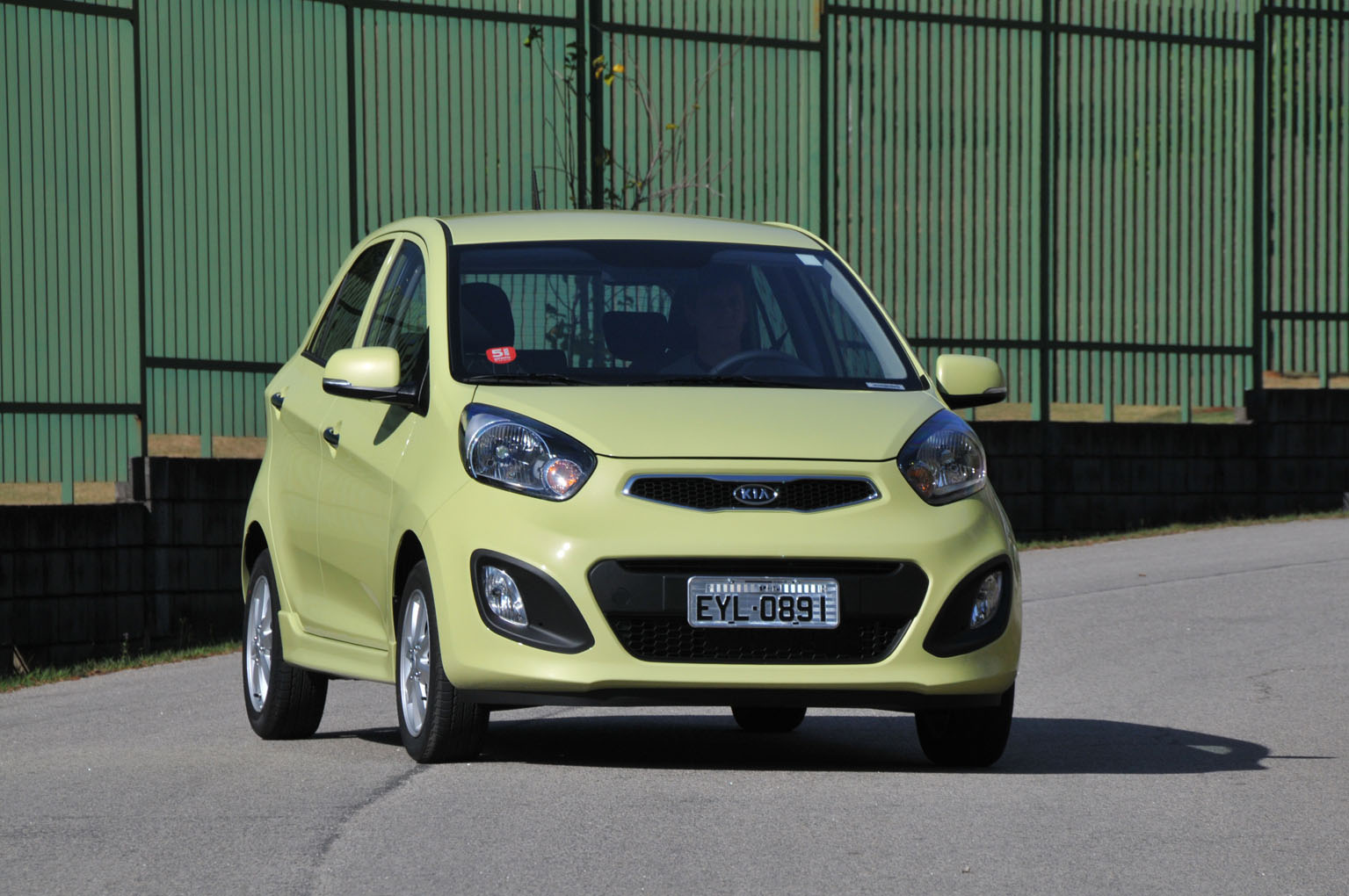 Kia Picanto 2012 de frente estacionado