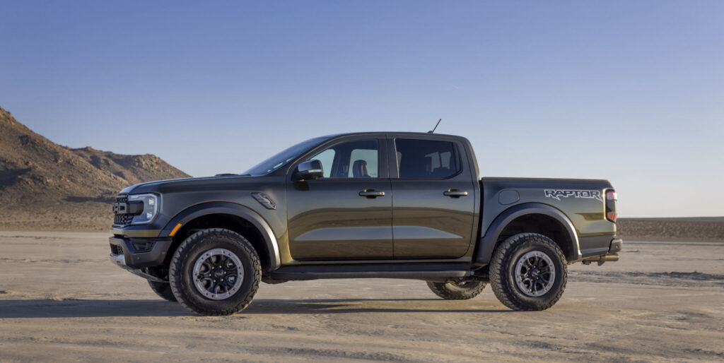 Nova Ford Ranger Raptor vista lateralmente.