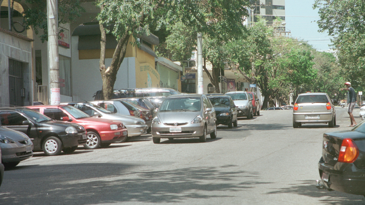 Carros parados por motoristas no trânsito em fila dupla