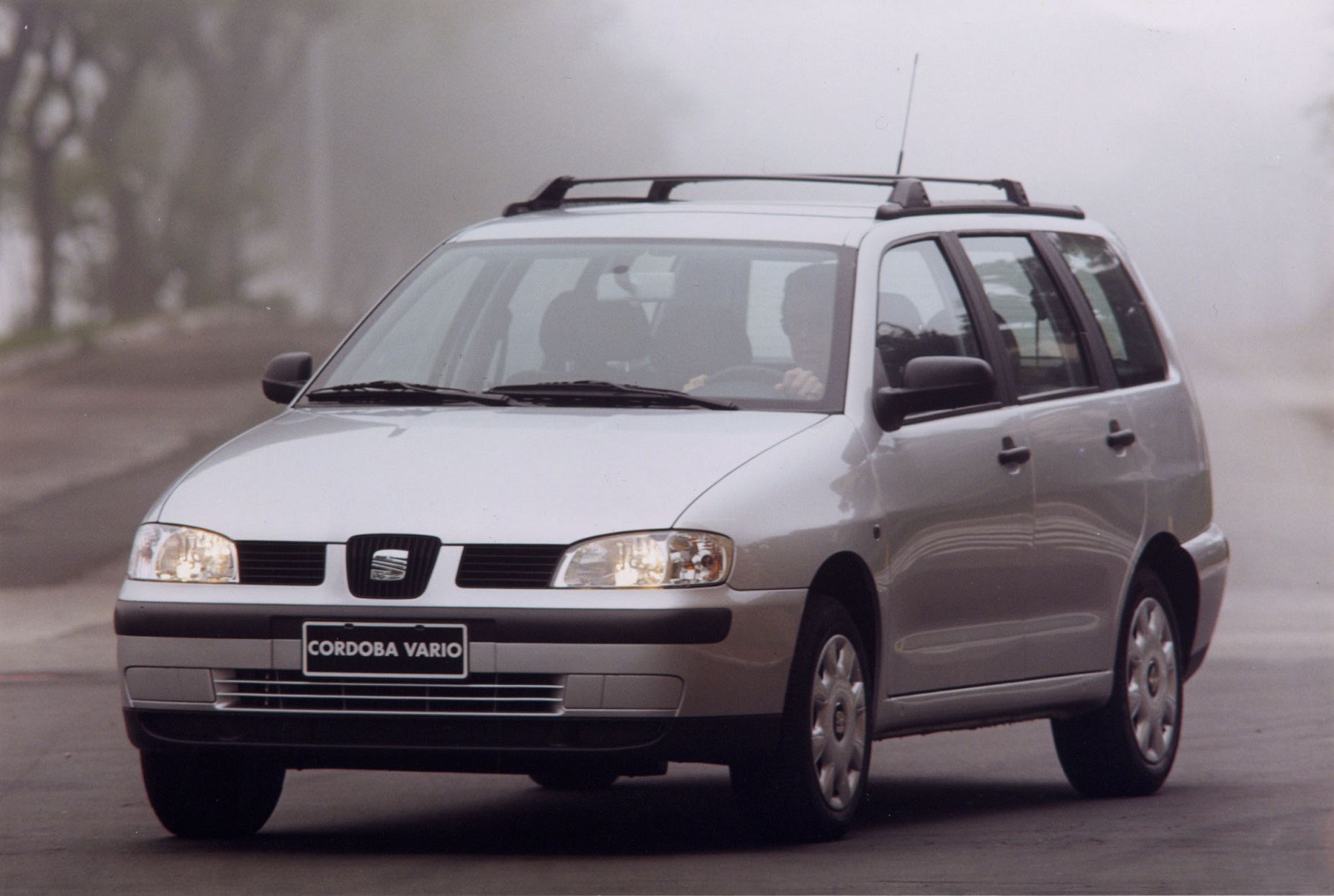 Seat Cordoba Vario prata de frente em movimento