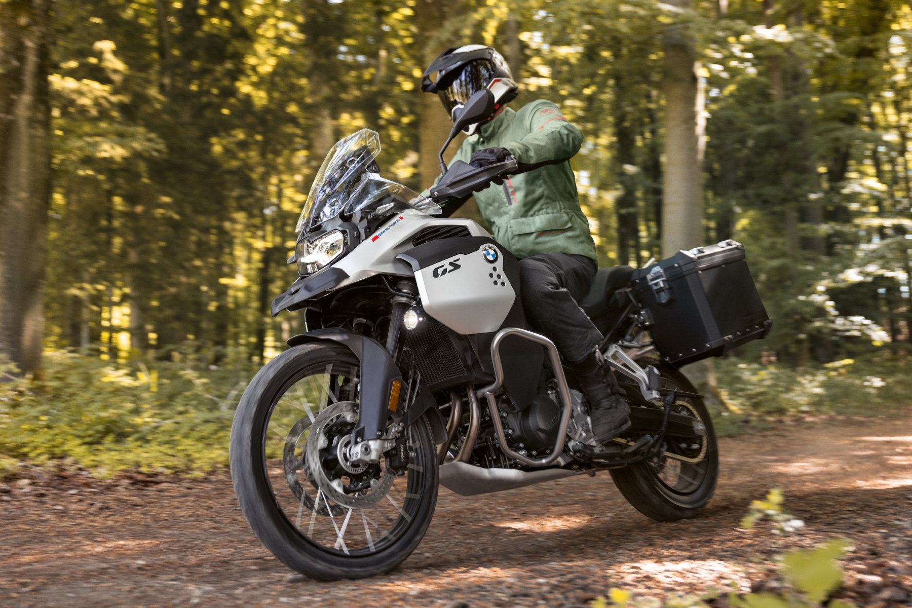 bmw f gs linha 2024 prata de frente em movimento na terra