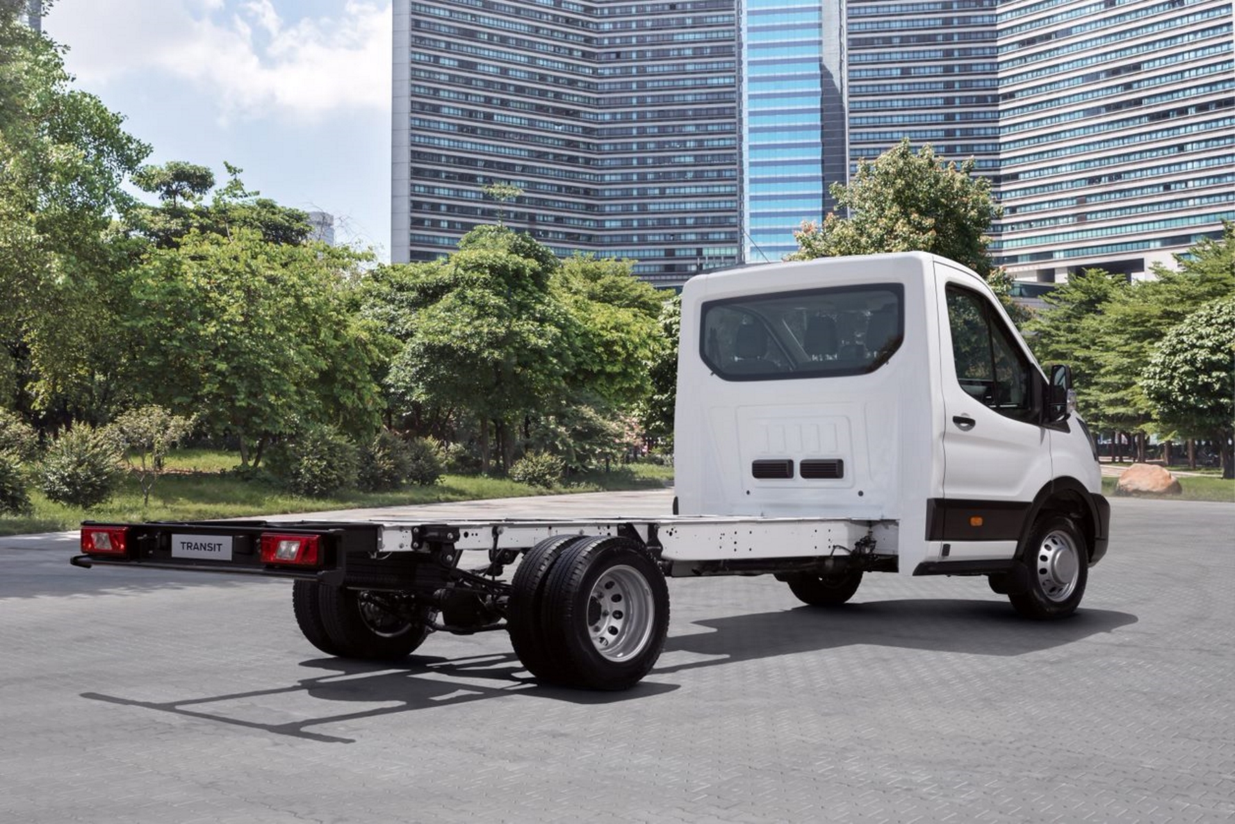 ford transit chassi cabine branco de traseira estatico no calcamento