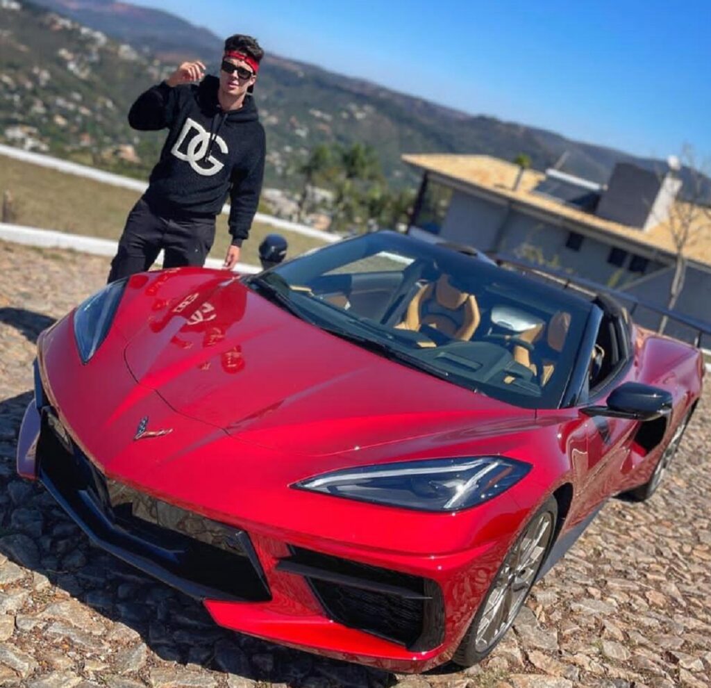 Youtuber Enaldinho com seu novo Corvette Stingray vermelho.