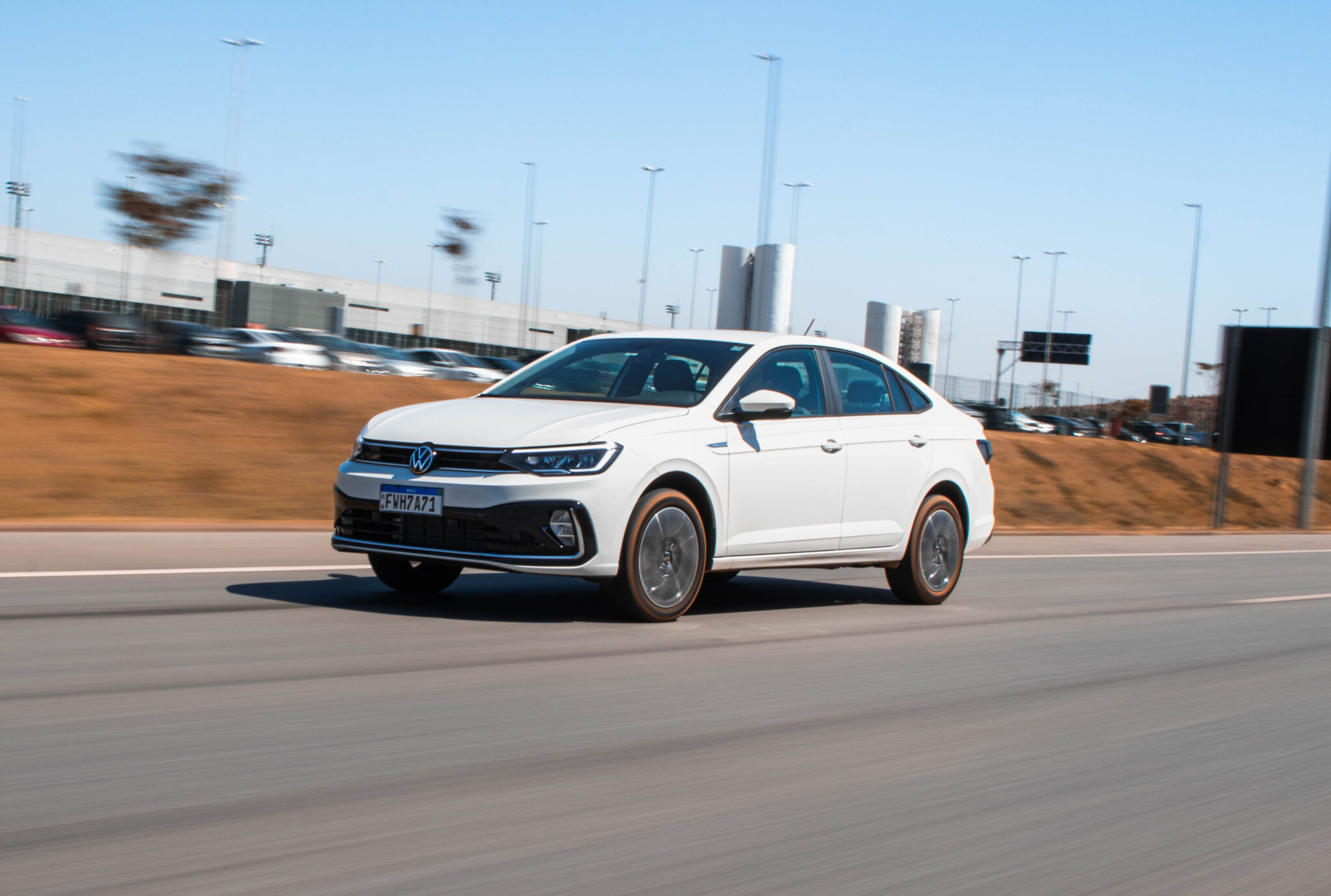 Volkswagen Virtus Highline 2024 branco de frente em movimento
