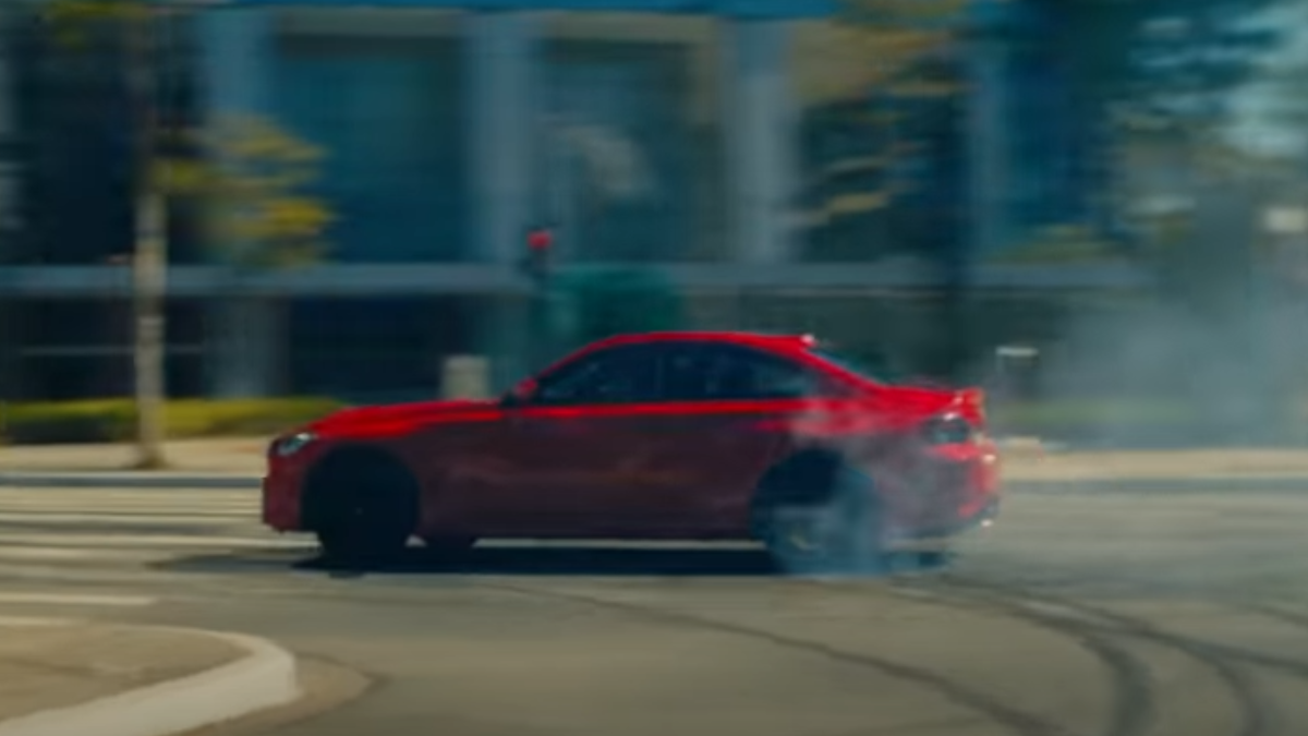 Novo BMW M2 vermelho fazendo drift