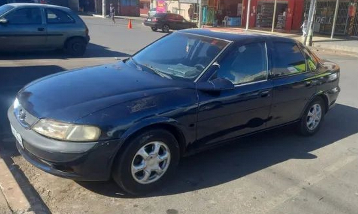 Chevrolet Vectra 1997; para matéria de modelos usados que custam o mesmo preço de um iPhone 15.