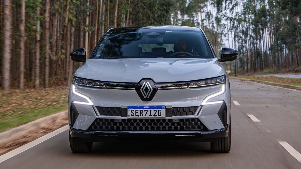 Novo Renault Megane E-Tech visto de frente. 