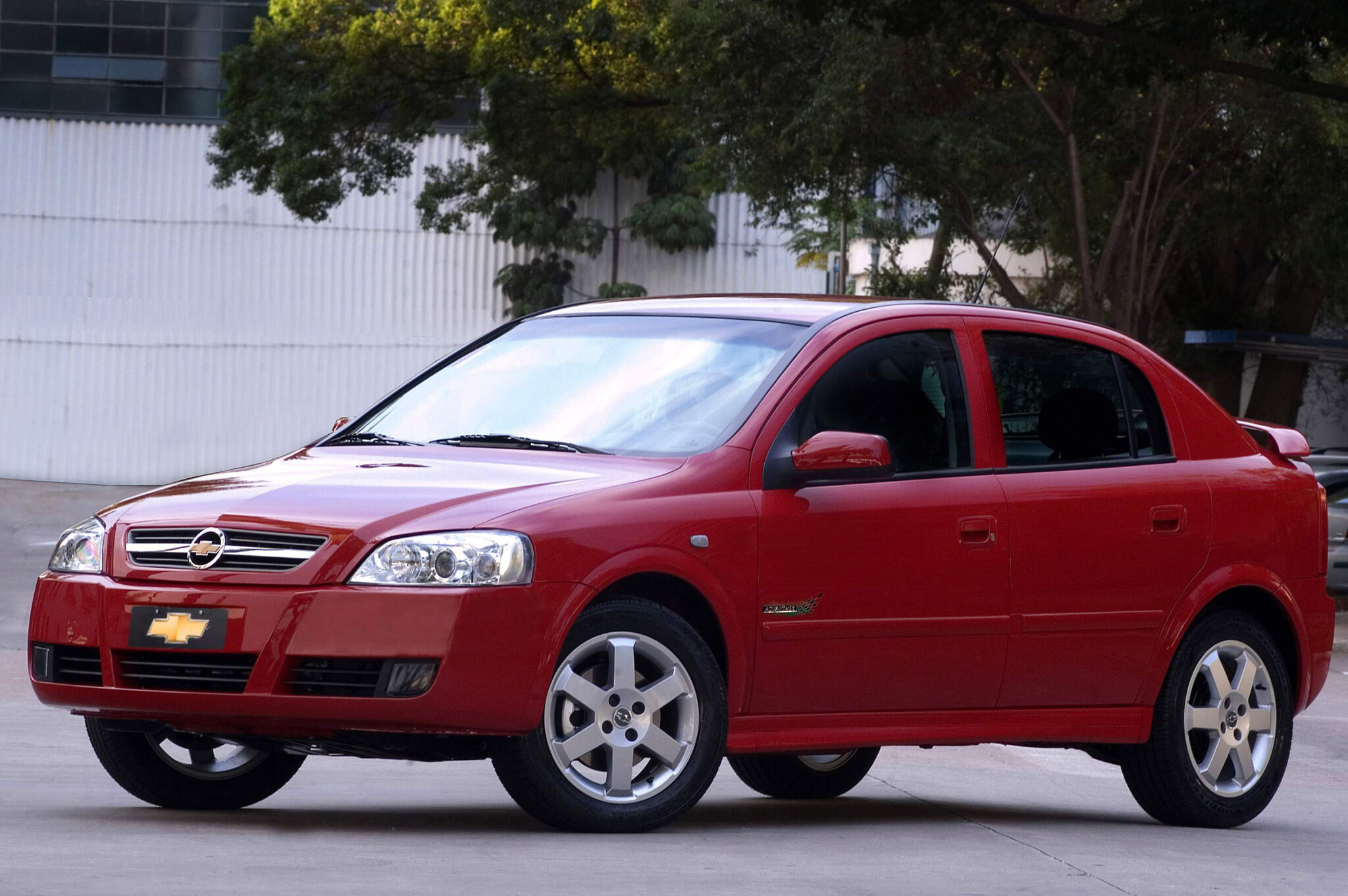 Chevrolet Astra Advantage vermelho de frente estacionado