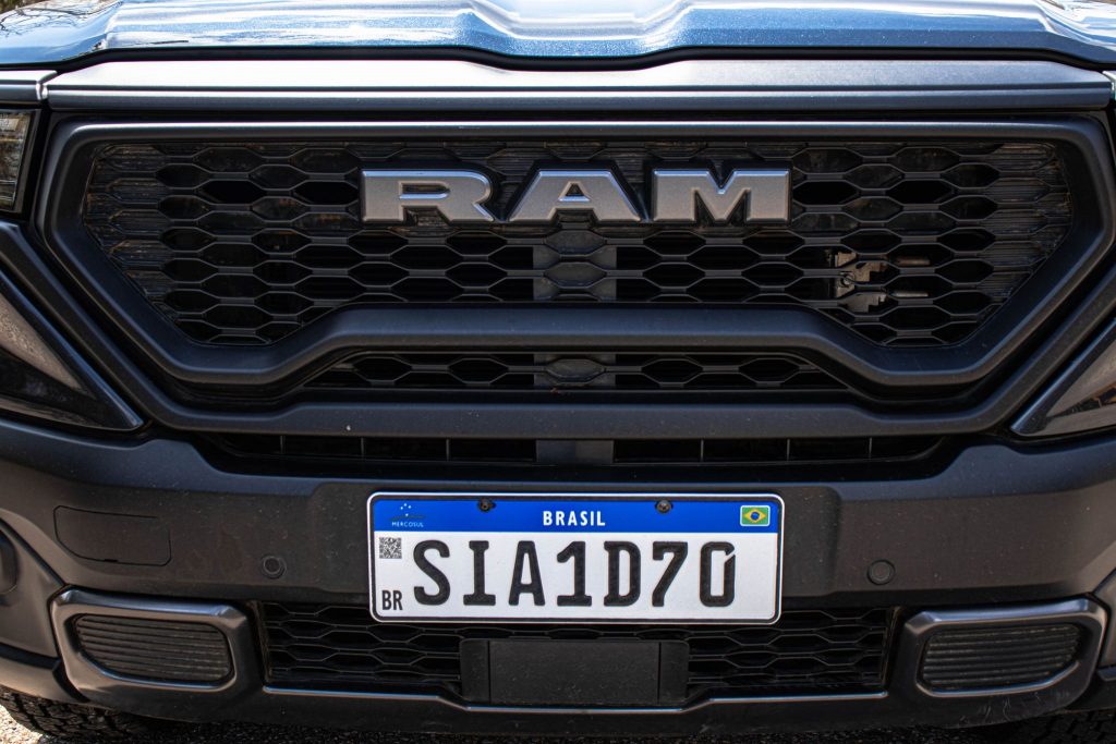 Detalhe da grade da RAM Rampage Rebel.  Teste da caminhonete.