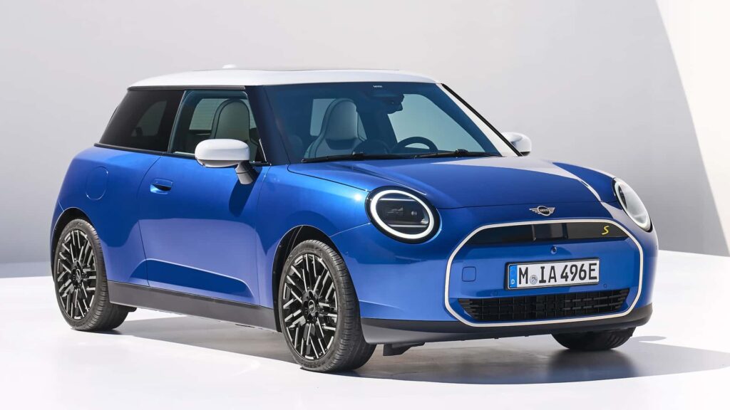 Novo Mini Cooper visto da diagonal frontal.