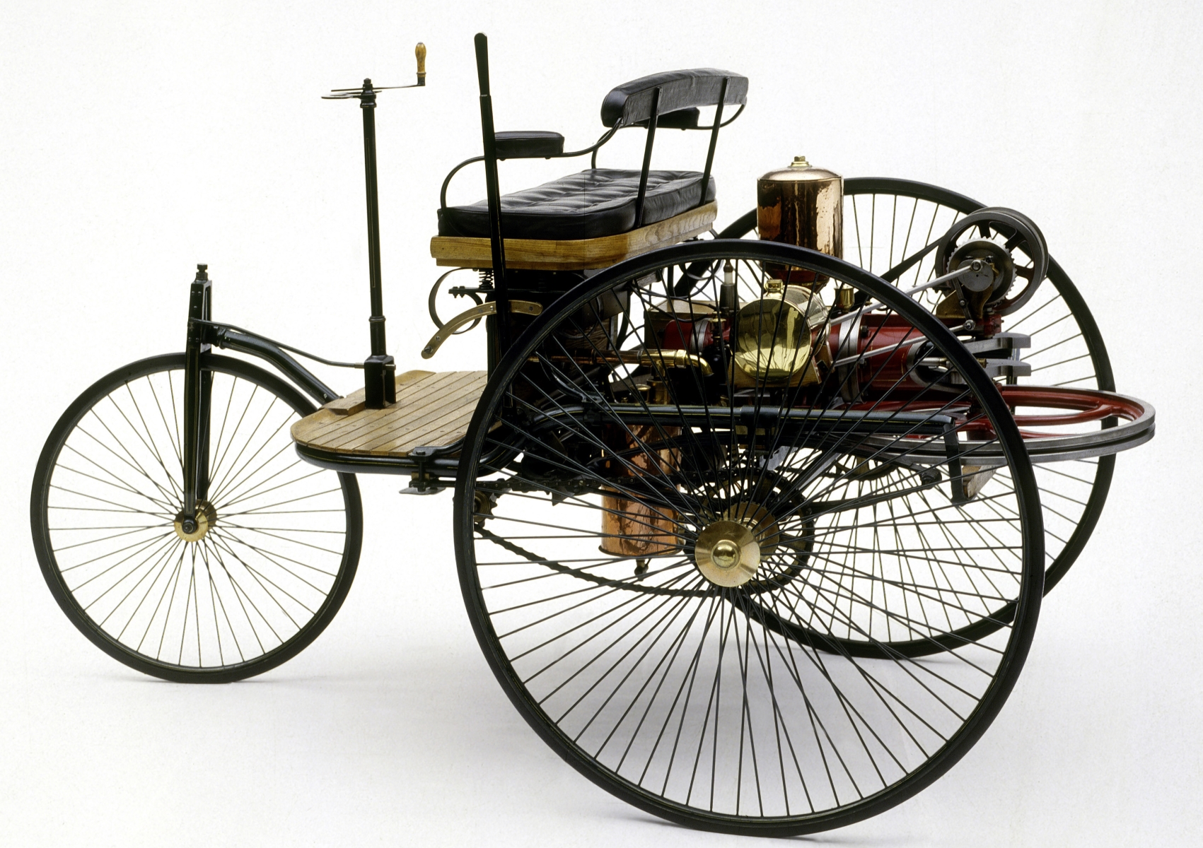 Motorwagen, triciclo patenteado por Karl Benz em 1886, com motor a combustão