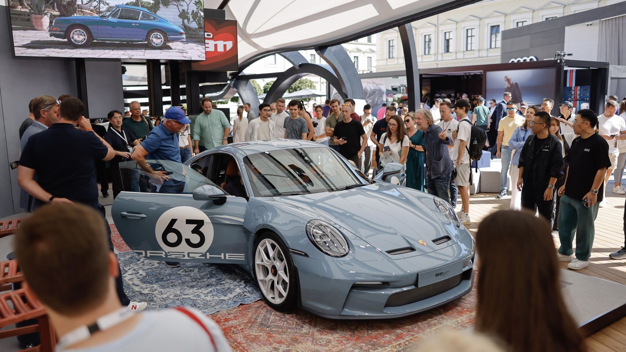 Porsche 911 S/T em exposição dentro do 911 gigante. 