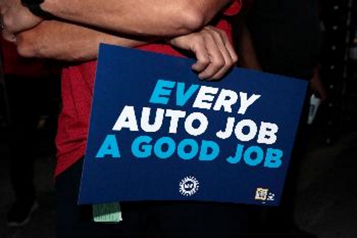 Cartaz valoriza os empregos da indústria automotiva americana, com referência aos veículos elétricos