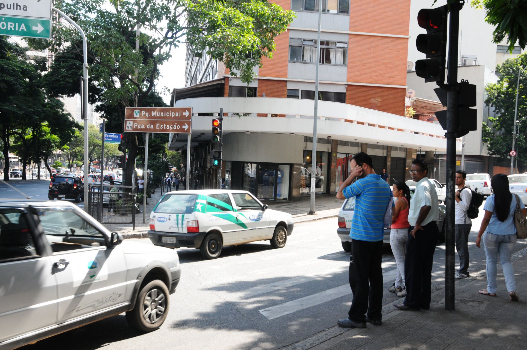 Pessoas aguardando para atravessar avenida do centro de Belo Horizonte