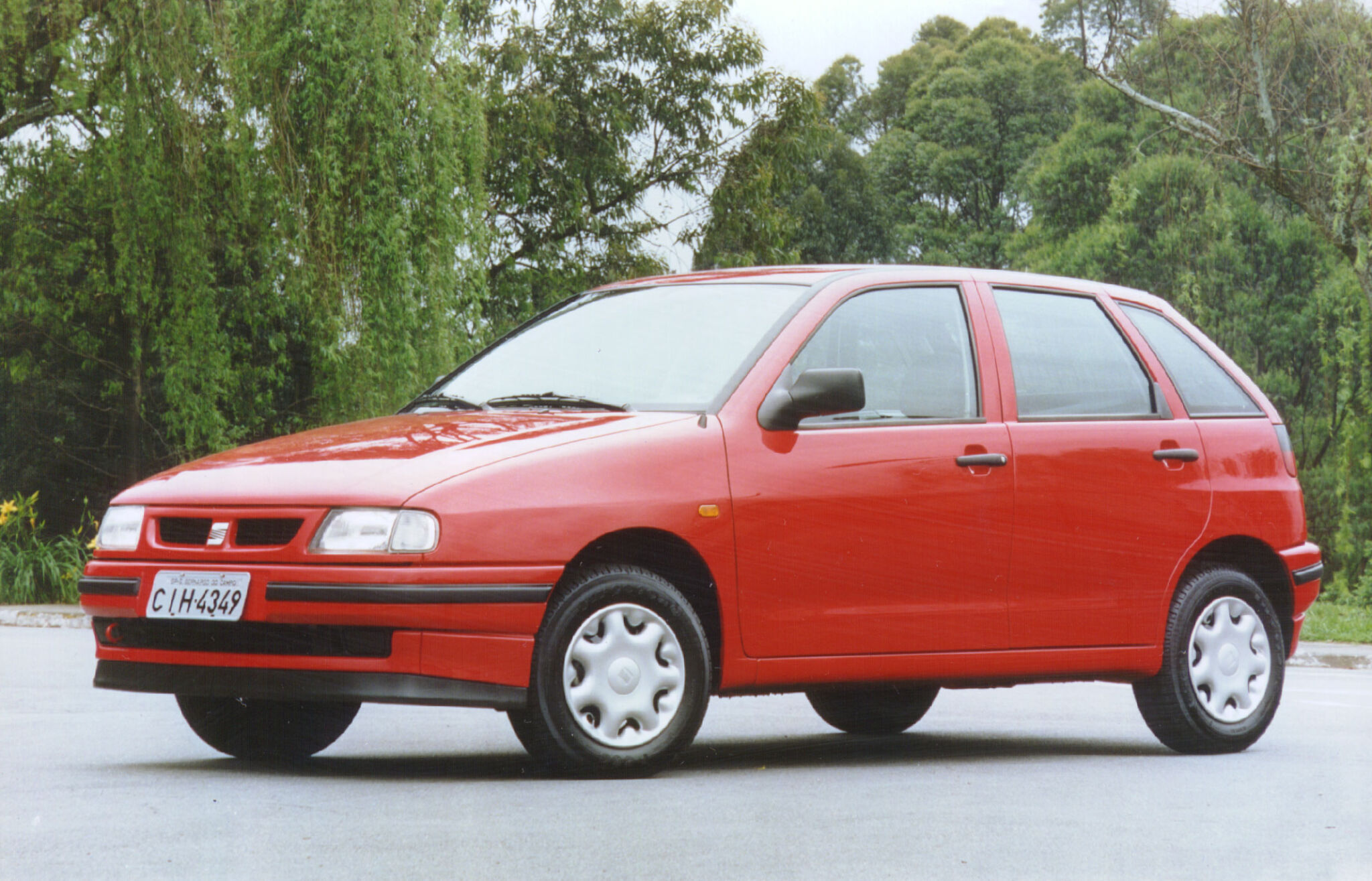 Seat Ibiza vermelho de frente estacionado