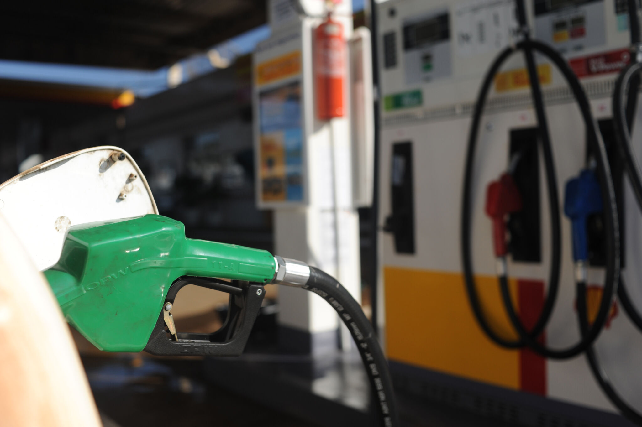 Produtores de combustíveis querem acabar de vez com carros elétricos