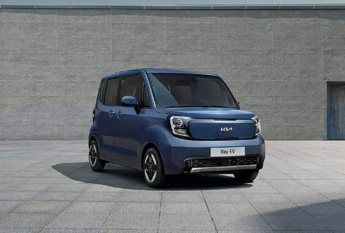 Kia Ray EV azul visto da diagonal frontal.