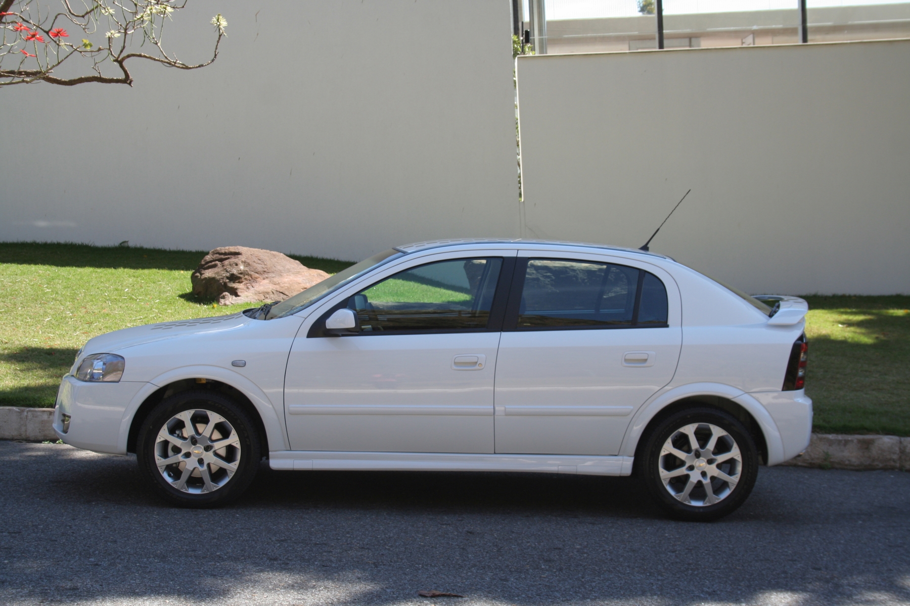 Um carro branco com a palavra chevrolet na lateral