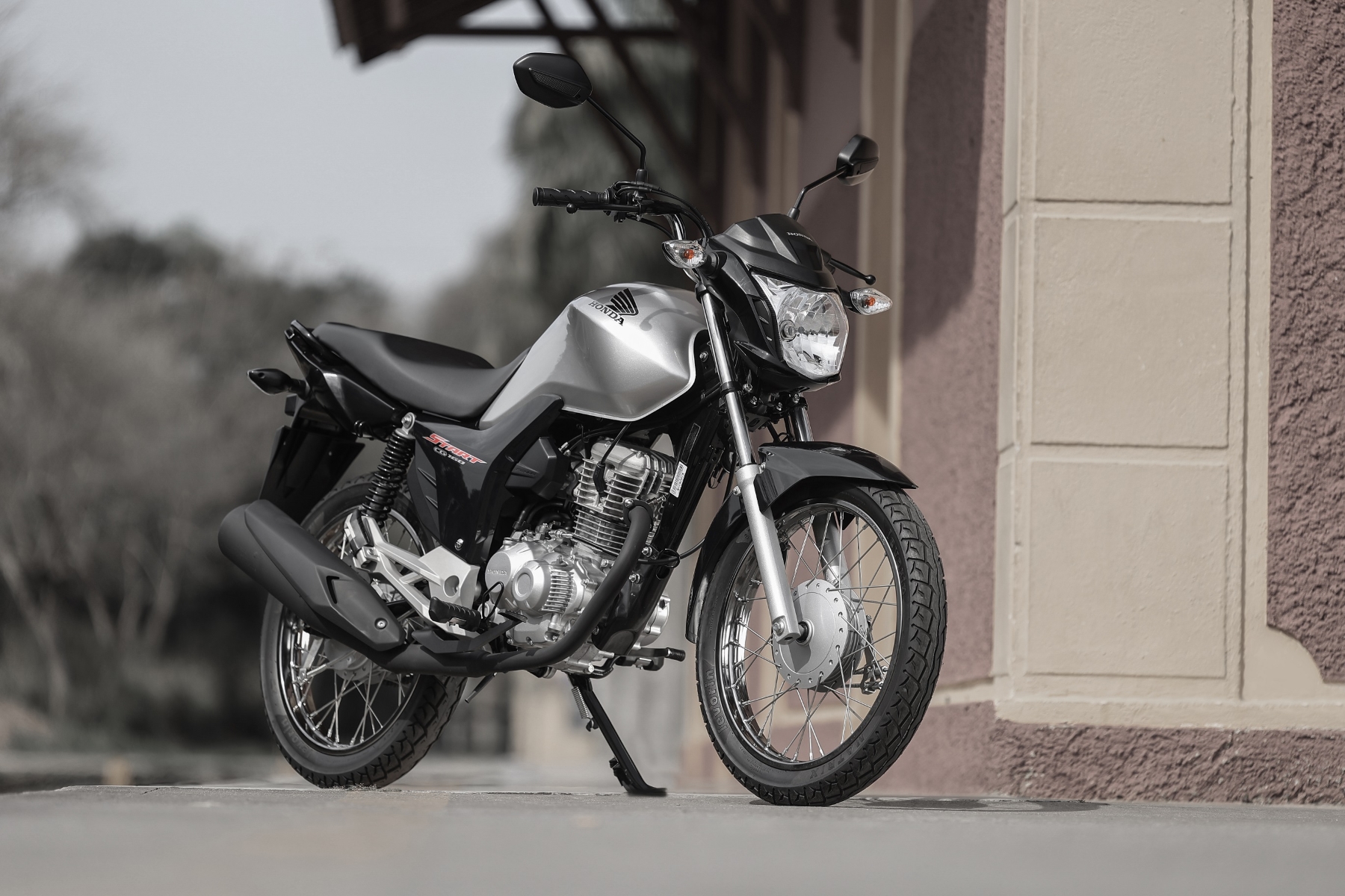 Honda CG Start modelo 2024, com rodas raiadas