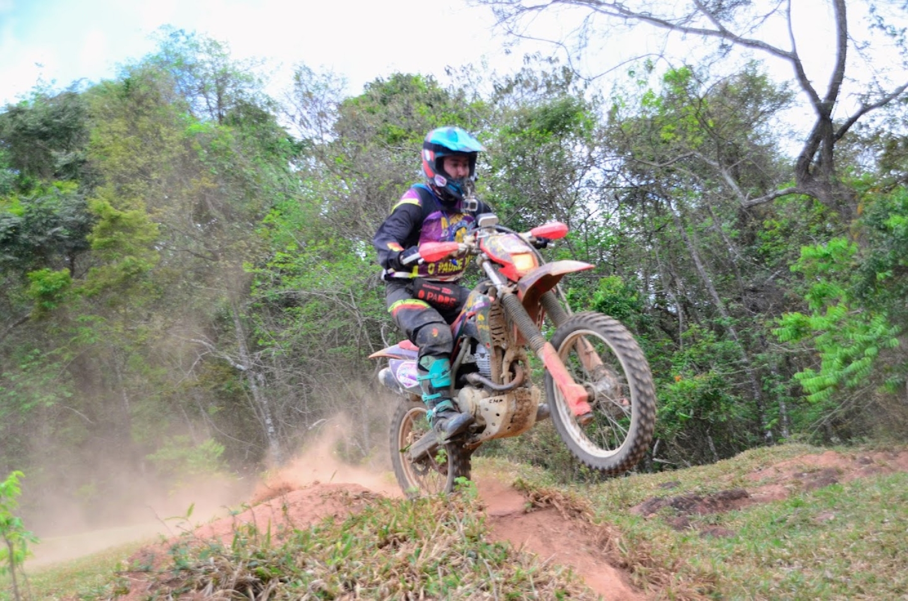 enduro da independencia 2023 piloto padre pablo ceguinato saltando com sua moto