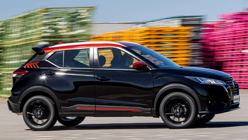 Nissan Kicks XPlay 2024 visto da lateral.