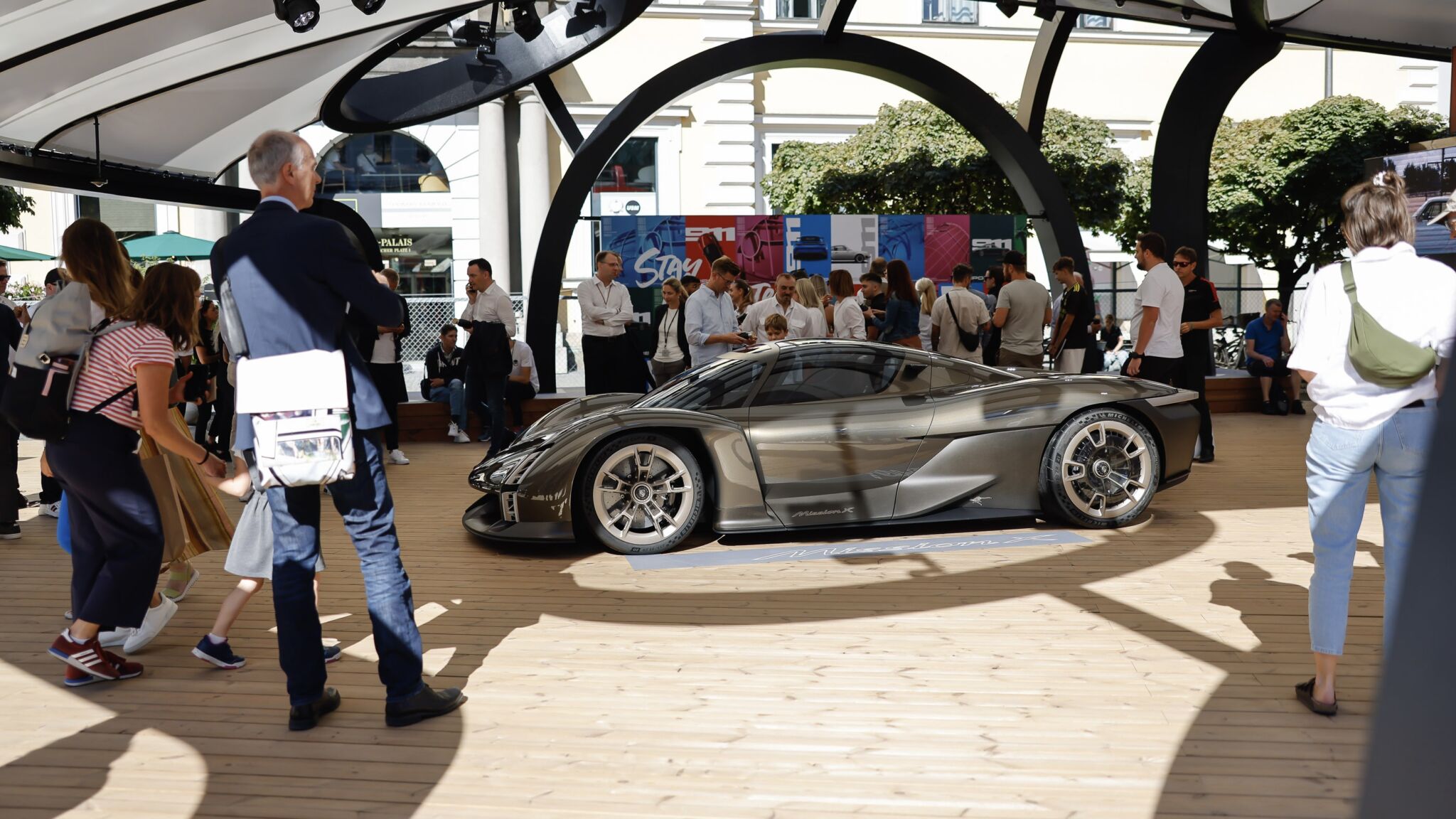 Porsche Mission X em exposição dentro do 911 gigante. 