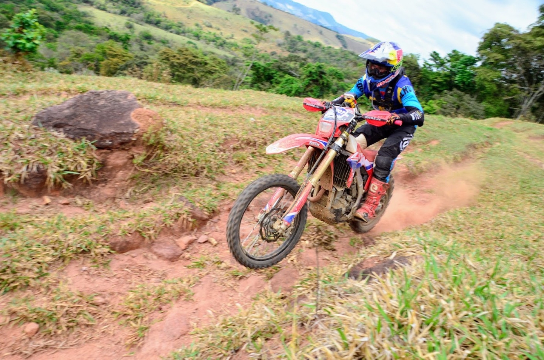 enduro da independencia 2023 piloto bruno crivilin na trilha com sua moto