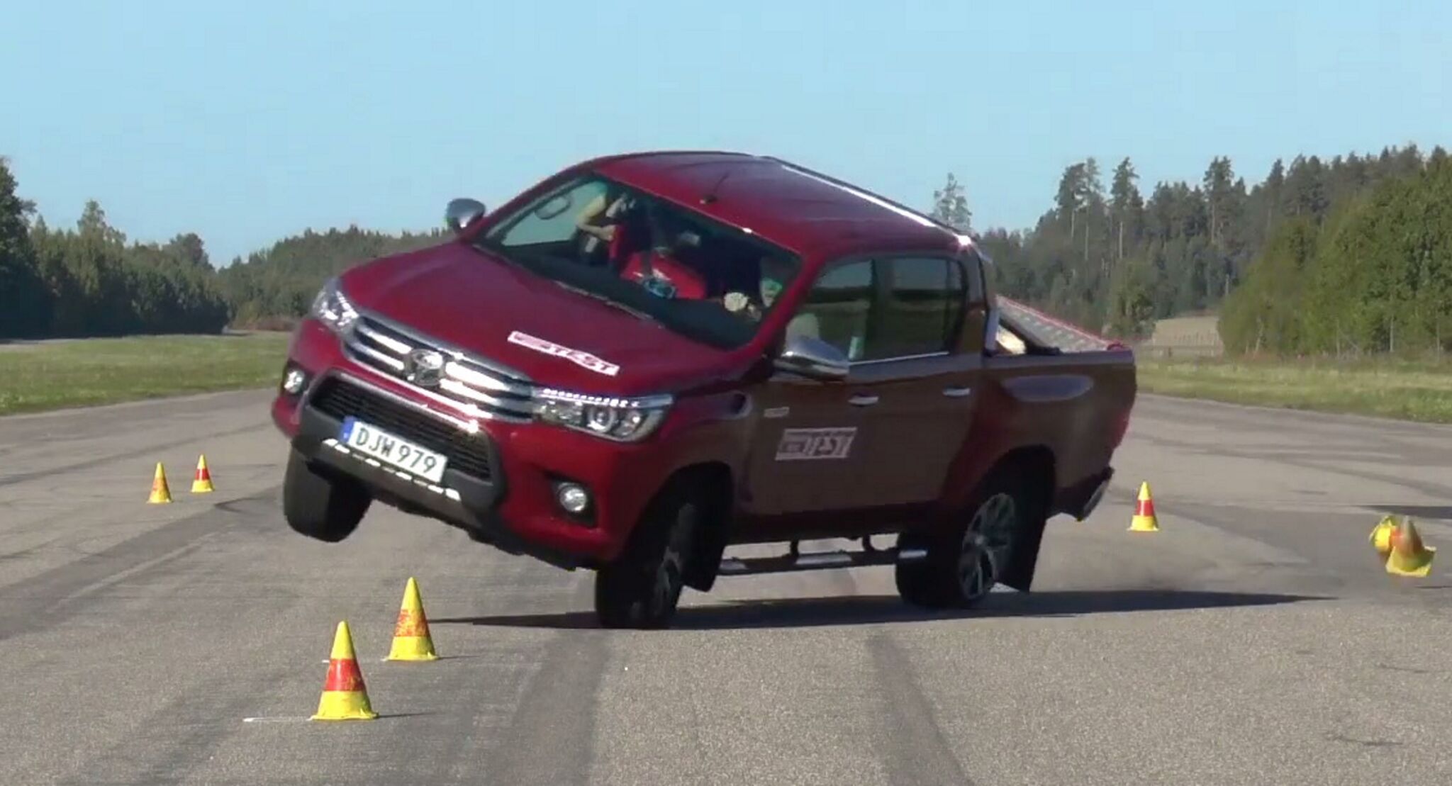 controle de estabilidade toyota hilux modelo 2016 vermelha em movimento no asfalto em teste do alce