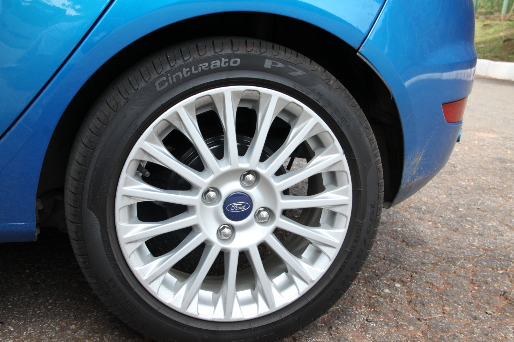 ford new fiesta 1.6 modelo 2014 azul roda de liga leve 16 polegadas estatico na rua
