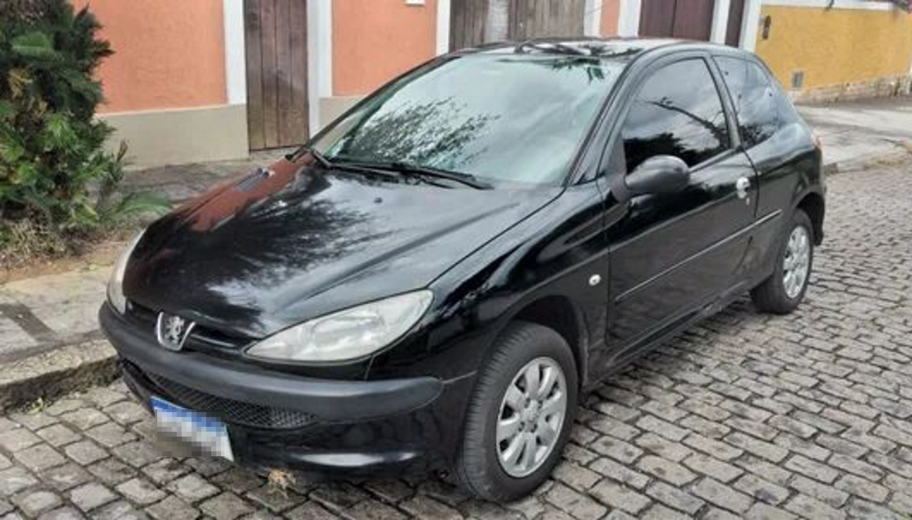 Peugeot 206; para matéria de modelos usados que custam o mesmo preço de um iPhone 15.