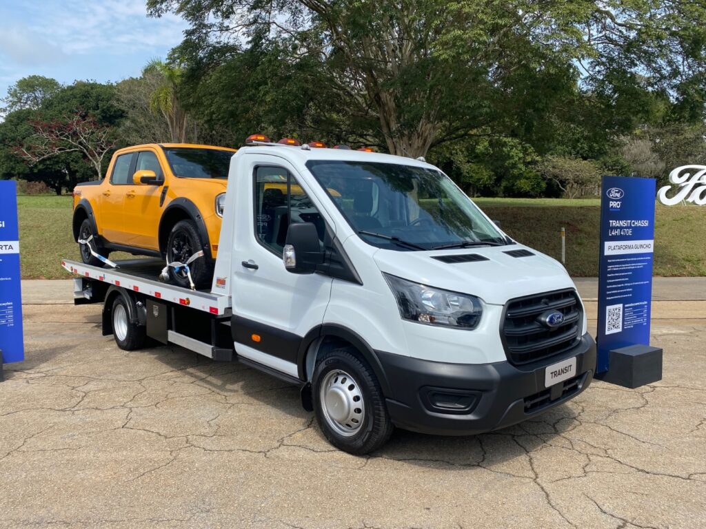 ford transit chassi cabine branco de frente com ford maverick na plataforma