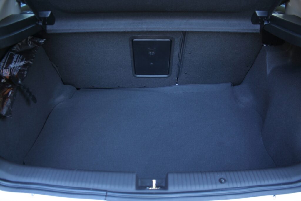 chevrolet astra hatch 2.0 flex modelo 2010 branco interior porta malas estatico no asfalto