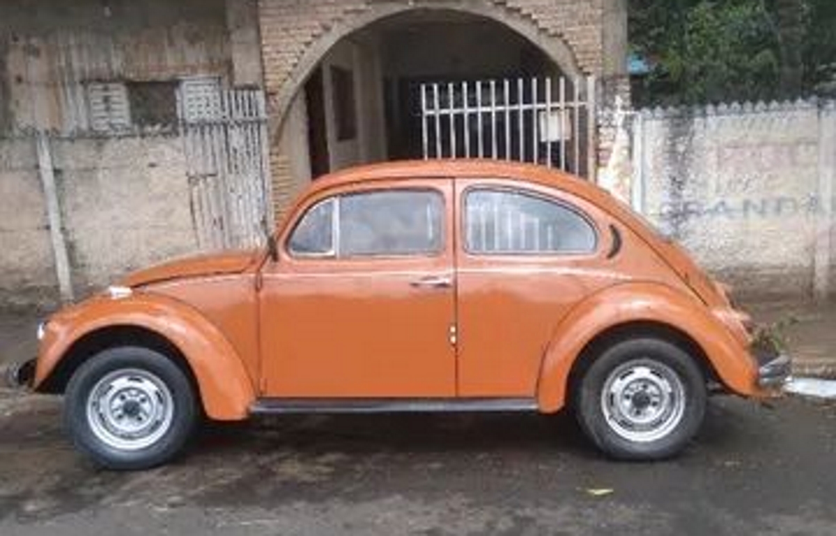 Fusca laranja; para matéria de modelos usados que custam o mesmo preço de um iPhone 15.